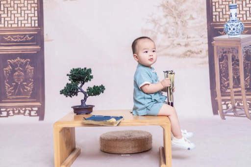 巴音郭楞宝宝边吃奶边挣扎烦躁